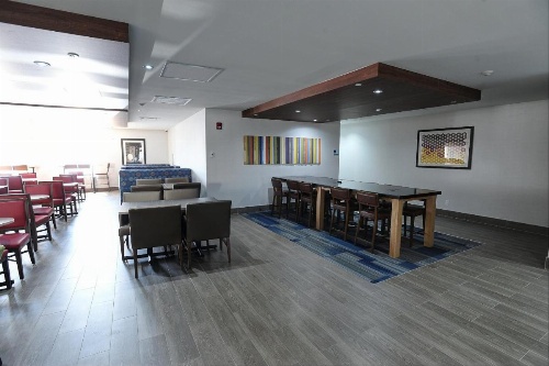 Holiday Inn Express & Suites TORONTO AIRPORT WEST image 12