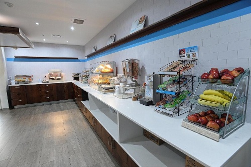 Holiday Inn Express & Suites TORONTO AIRPORT WEST image 14