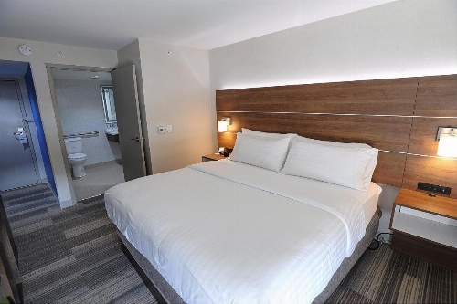 Holiday Inn Express & Suites TORONTO AIRPORT WEST image 16