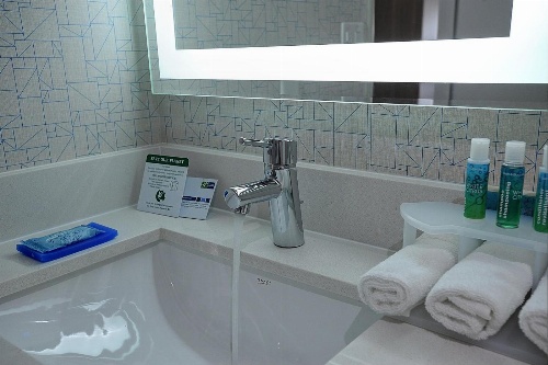 Holiday Inn Express & Suites TORONTO AIRPORT WEST image 2