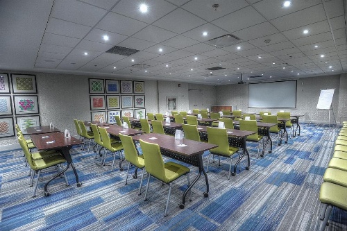 Holiday Inn Express & Suites TORONTO AIRPORT WEST image 9